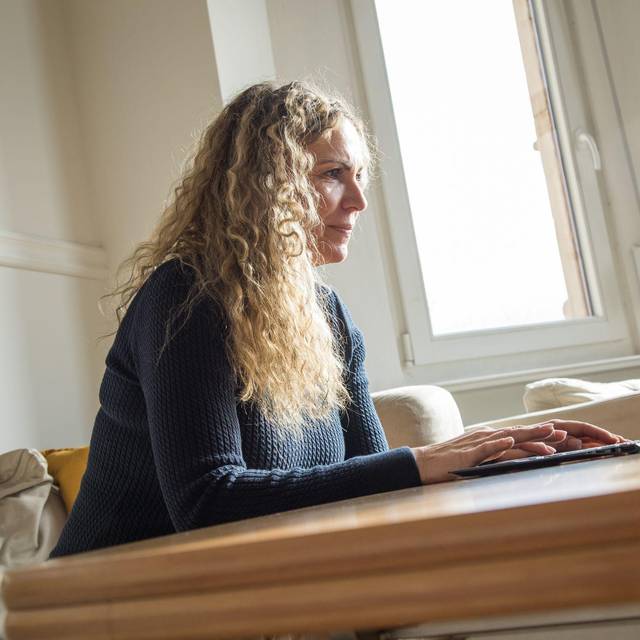 Eine Frau nutzt einen Laptop