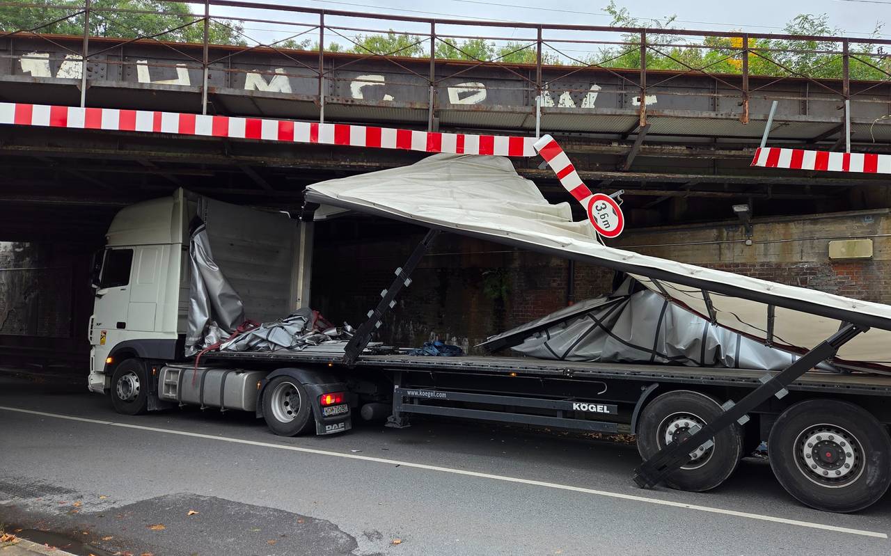 LKW unter Bahnbrücke Prosperstraße