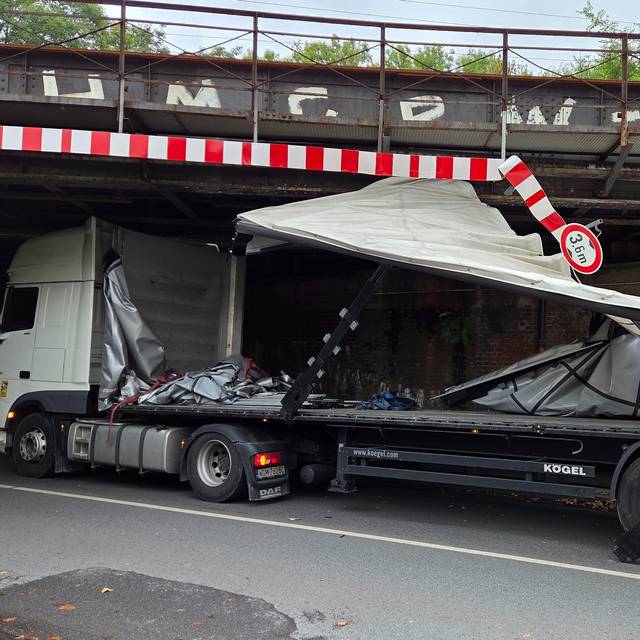 LKW unter Bahnbrücke Prosperstraße