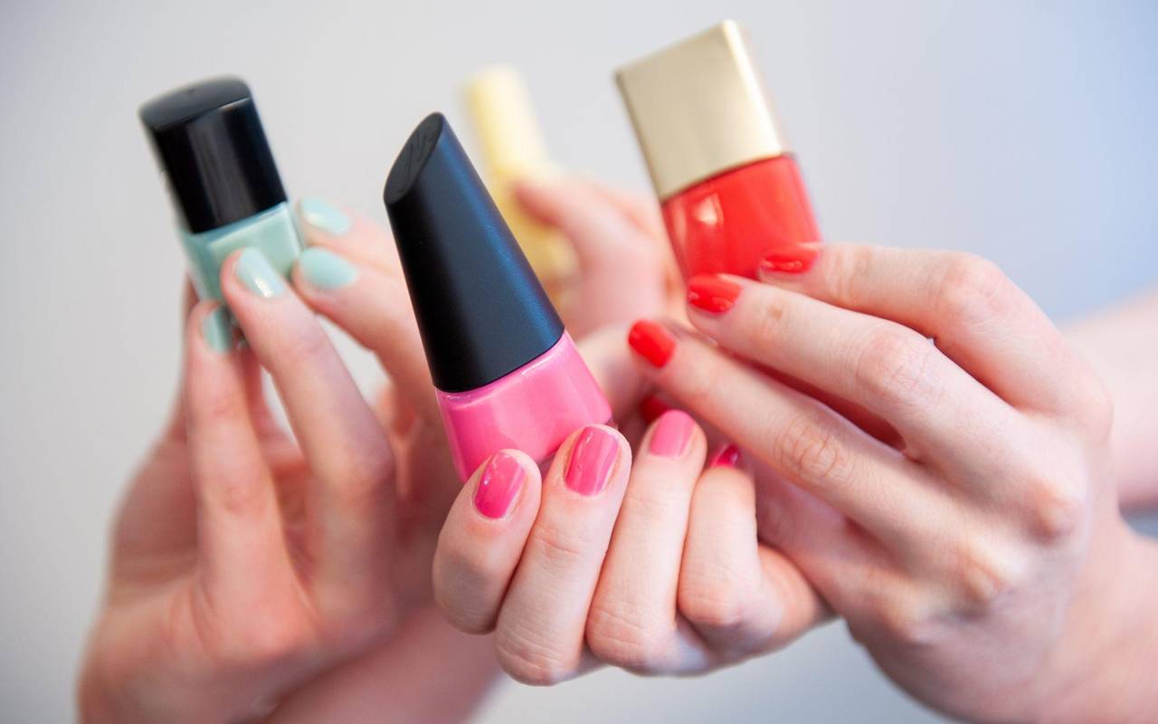 Frauen mit lackierten Fingernaegeln