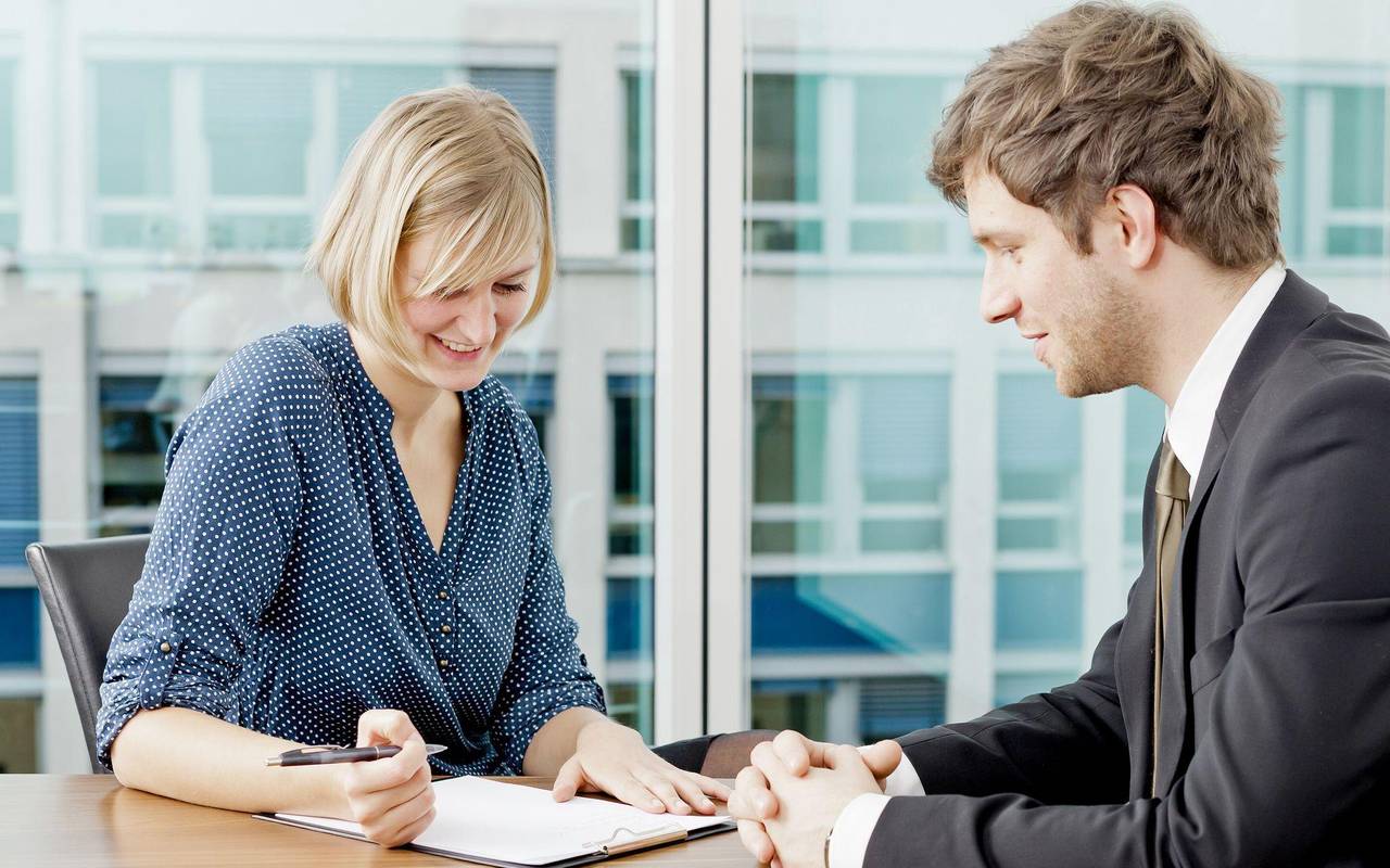 Ein Mann und eine Frau in einem Mitarbeitergespräch