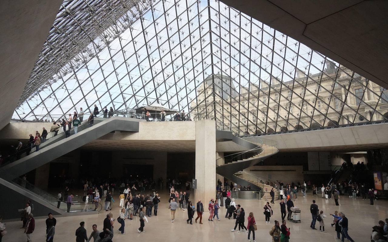 Louvre-Raub: Einbrecher scheiterten zunächst an Vitrine