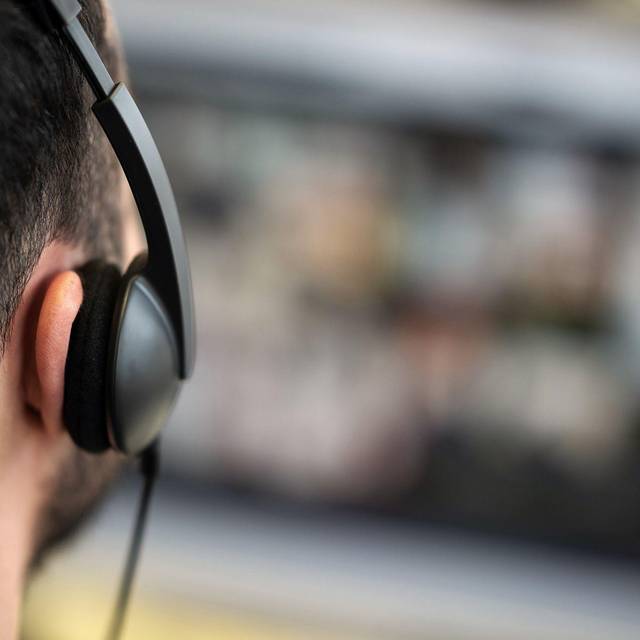 Mann nimmt an einem Videocall teil