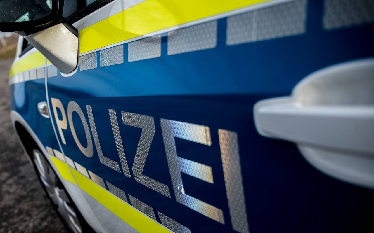 Ein Polizeiwagen mit Schriftzug