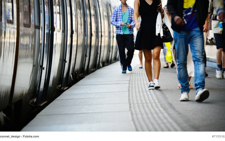Fahrgäste steigen aus der Bahn aus