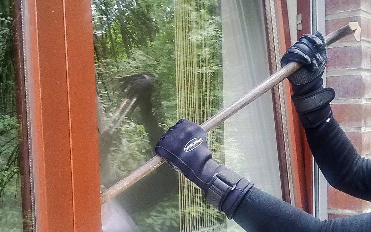 Symbolbild: Einbrecher stemmt ein Fenster auf