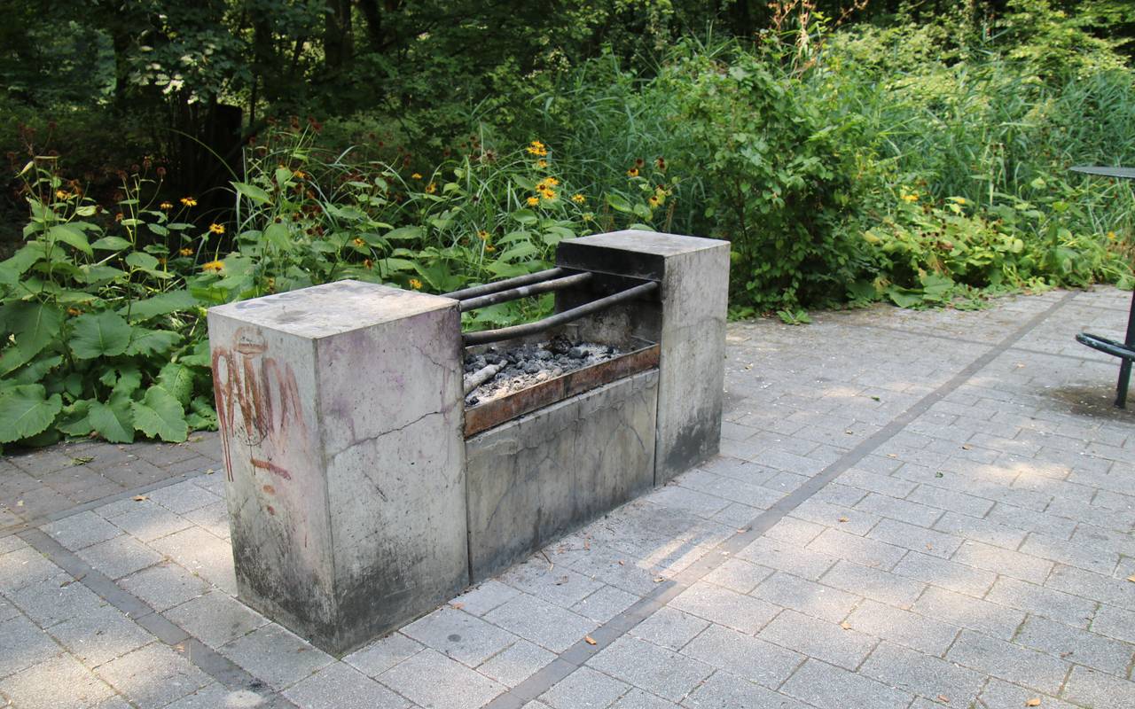 Ein Grillplatz im Schlosspark Wittringen in Gladbeck
