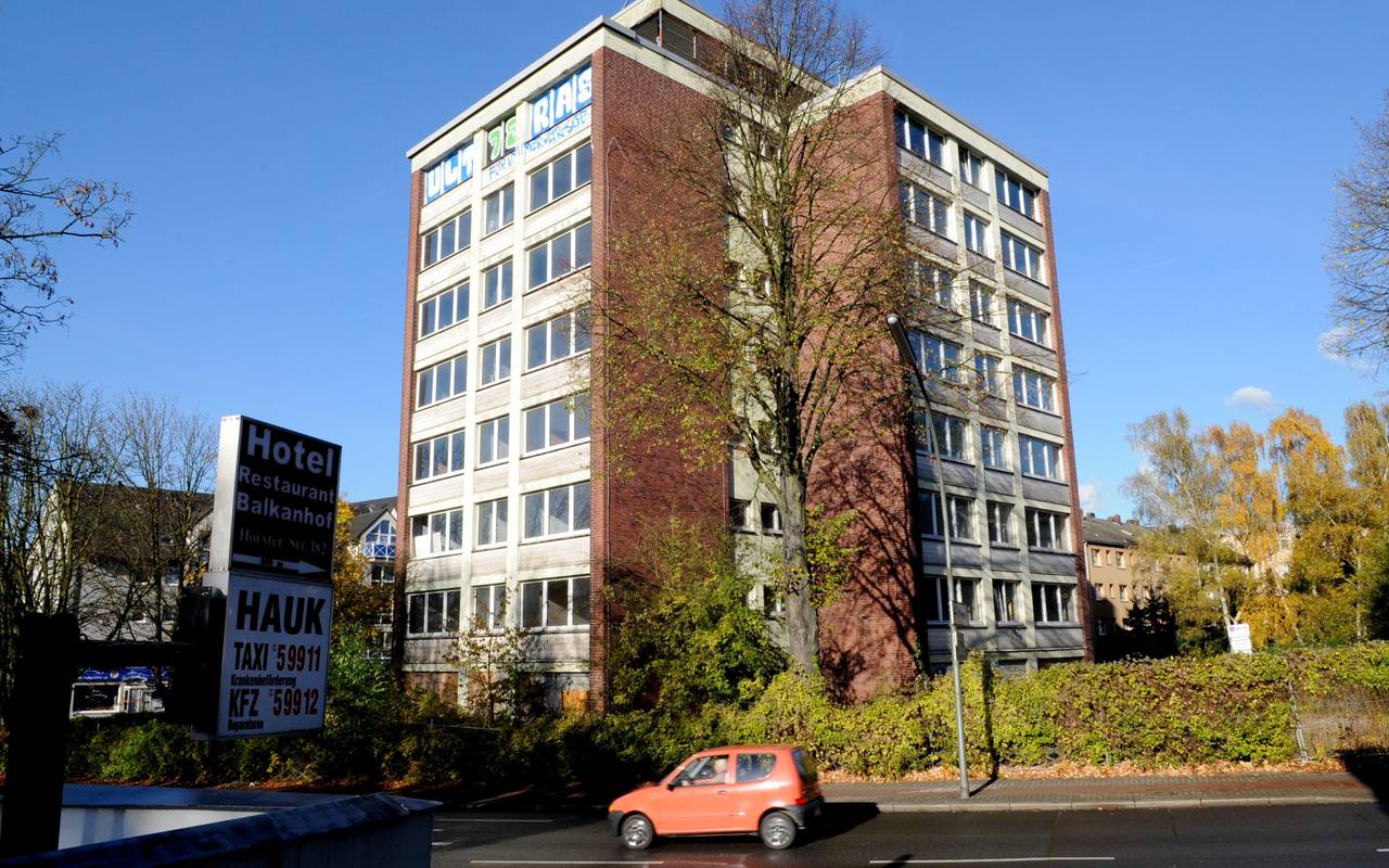 Ein abrissreifes Hochhaus auf der Horster Straße Ecke Emil-Zimmermann-Allee in Gelsenkirchen-Buer