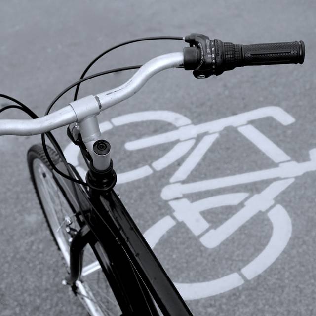 Symboldbild Fahrad fährt auf Fahrradweg