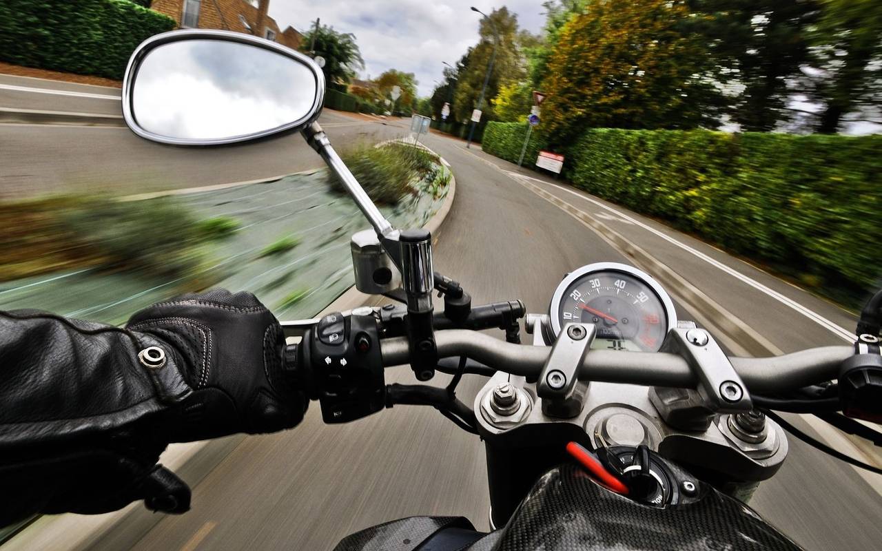 Symbolbild eines schnell fahrenden Motorrads