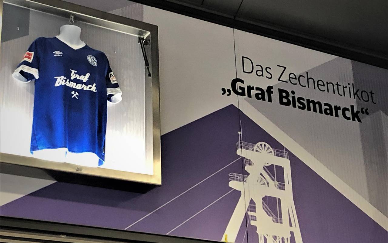 Ausgestelltes Zechentrikot im Hauptbahnhof Gelsenkirchen
