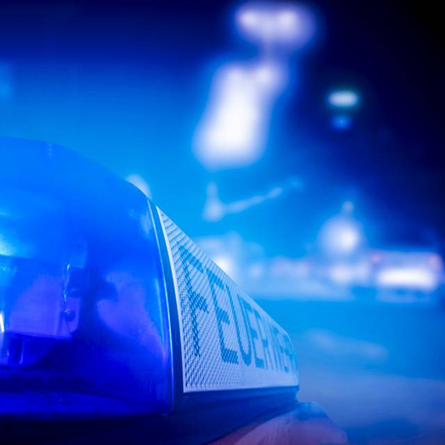 Symbolbild eines Feuerwehrautos mit Blaulicht an