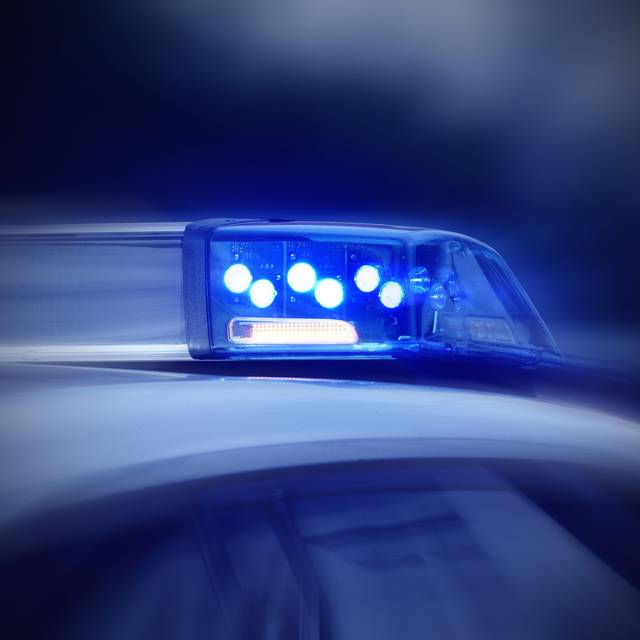 Bild eines Polizeiautos mit eingeschaltetem Blaulicht
