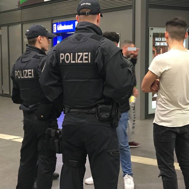 Bild einer Polizeikontrolle im Bahnhof