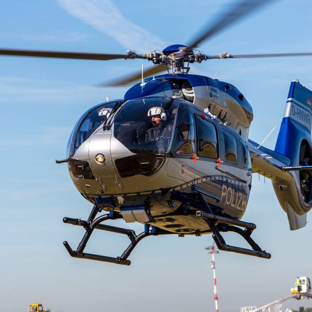 Symbolbild eines Polizeihubschraubers im Einsatz