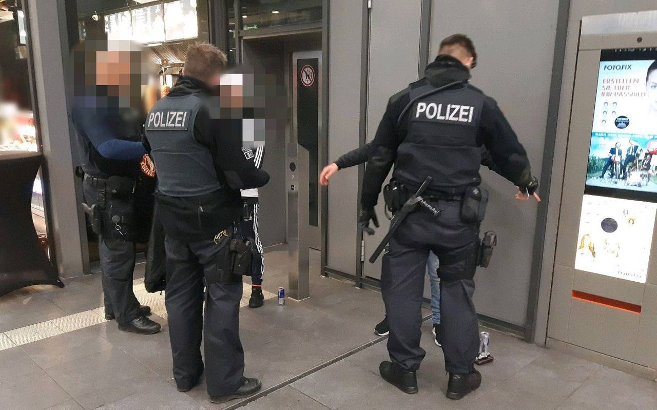 Bild einer Polizeikontrolle im Bahnhof