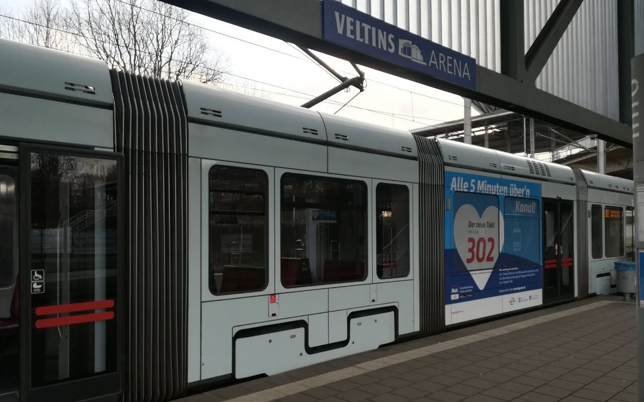 Bild einer Straßenbahn an einer Haltestelle