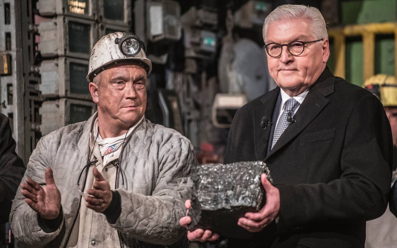 Bundespräsident Frank-Walter Steinmeier hält das letzte Stück deutsche Steinkohle