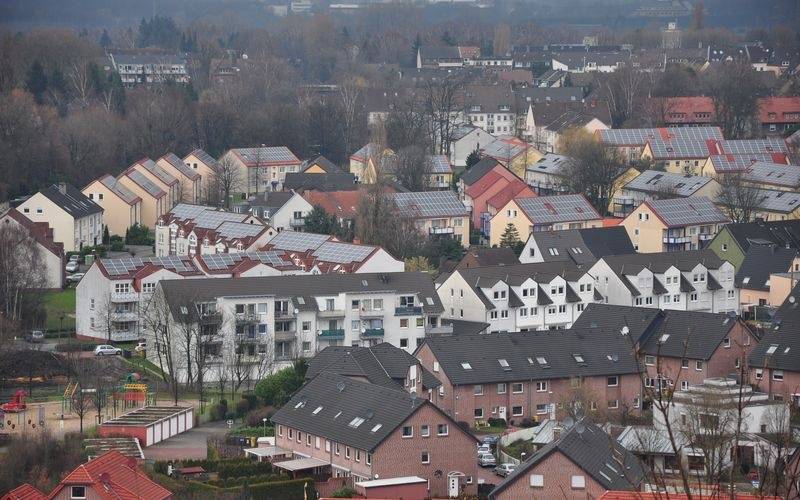 Die Gesellschaft für Bauen und Wohnen Bottrop hat die Dachflächen von rund 60 Häusern an private Investoren vermietet. Dort wird jetzt aus Sonne Strom gewonnen.