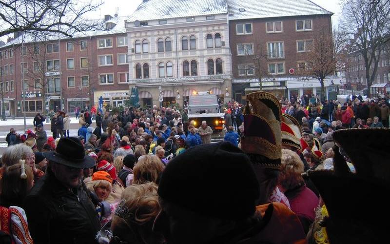 Pünktlich um 11:11 Uhr haben die Jecken auch in Gladbeck das Rathaus gestürmt