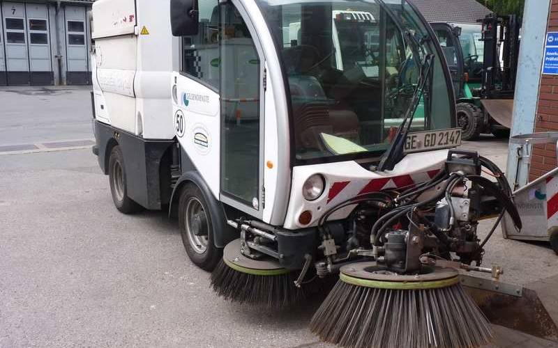 Eine Kehrmaschine der Gelsendienste in Buer