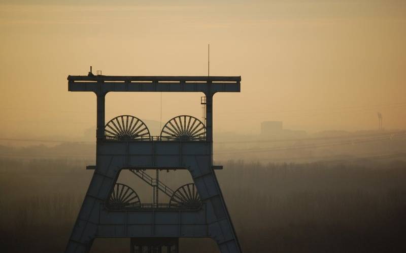 Blick auf den Förderturm der ehemaligen Zeche Ewald im Landschaftspark Hoheward