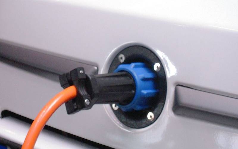 Ein Stecker eines Elektroautos E-Auto E-Mobil Elektro-Auto