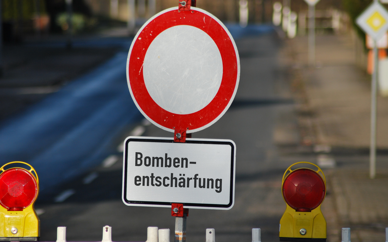 Hinweisschild Bombenentschärfung