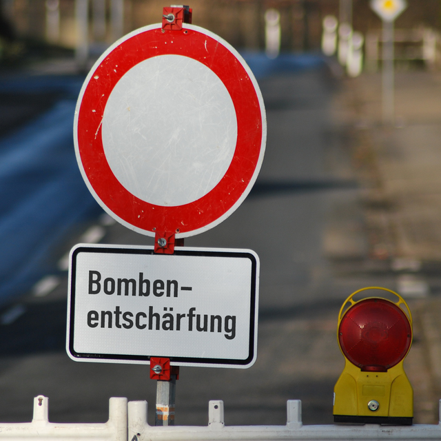 Hinweisschild Bombenentschärfung