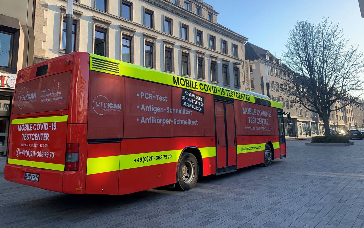 Der rote Corona-Testbus am Gelsenkirchener Neumarkt