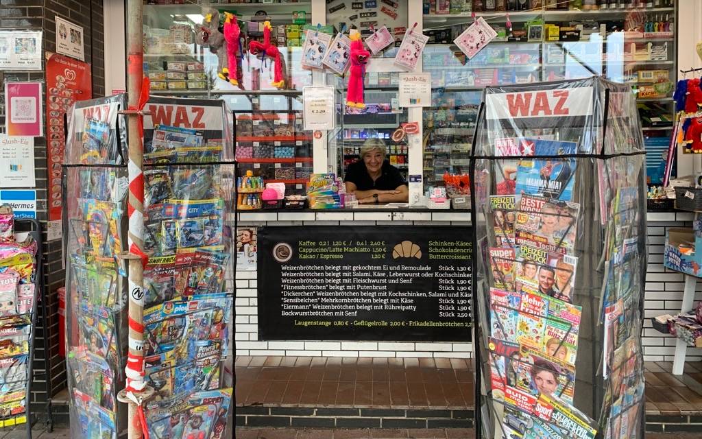 Michaela Hornung in ihrem Kiosk an der Steinbrinkstraße in Bottrop.