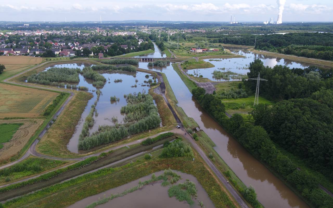 Das Hochwasserrückhaltebecken der Emschergenossenschaft in Dortmund aus der Luft
