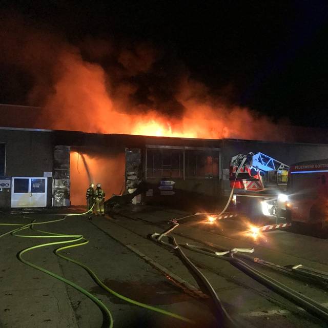 Brennende Lagerhalle an der Knippenburg in Bottrop