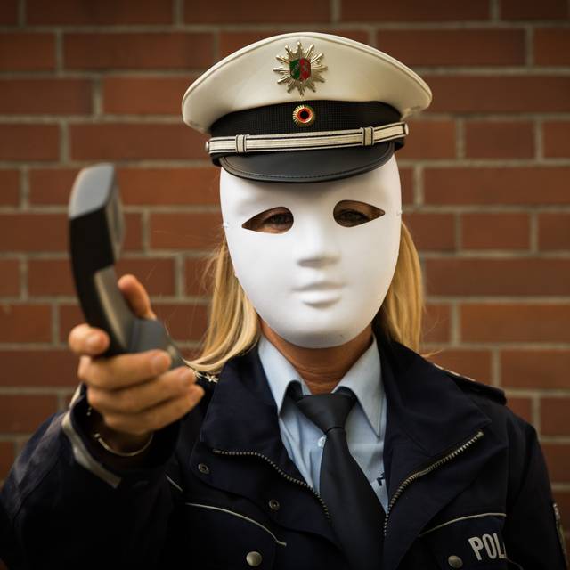 Maskierte Polizistin