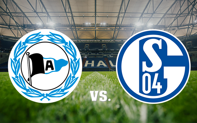Eine Grafik mit den Vereinslogos von Schalke und Arminia Bielefeld.