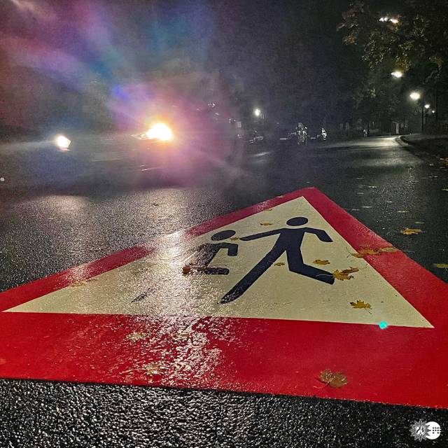 Auto fährt über dunkle Straße 