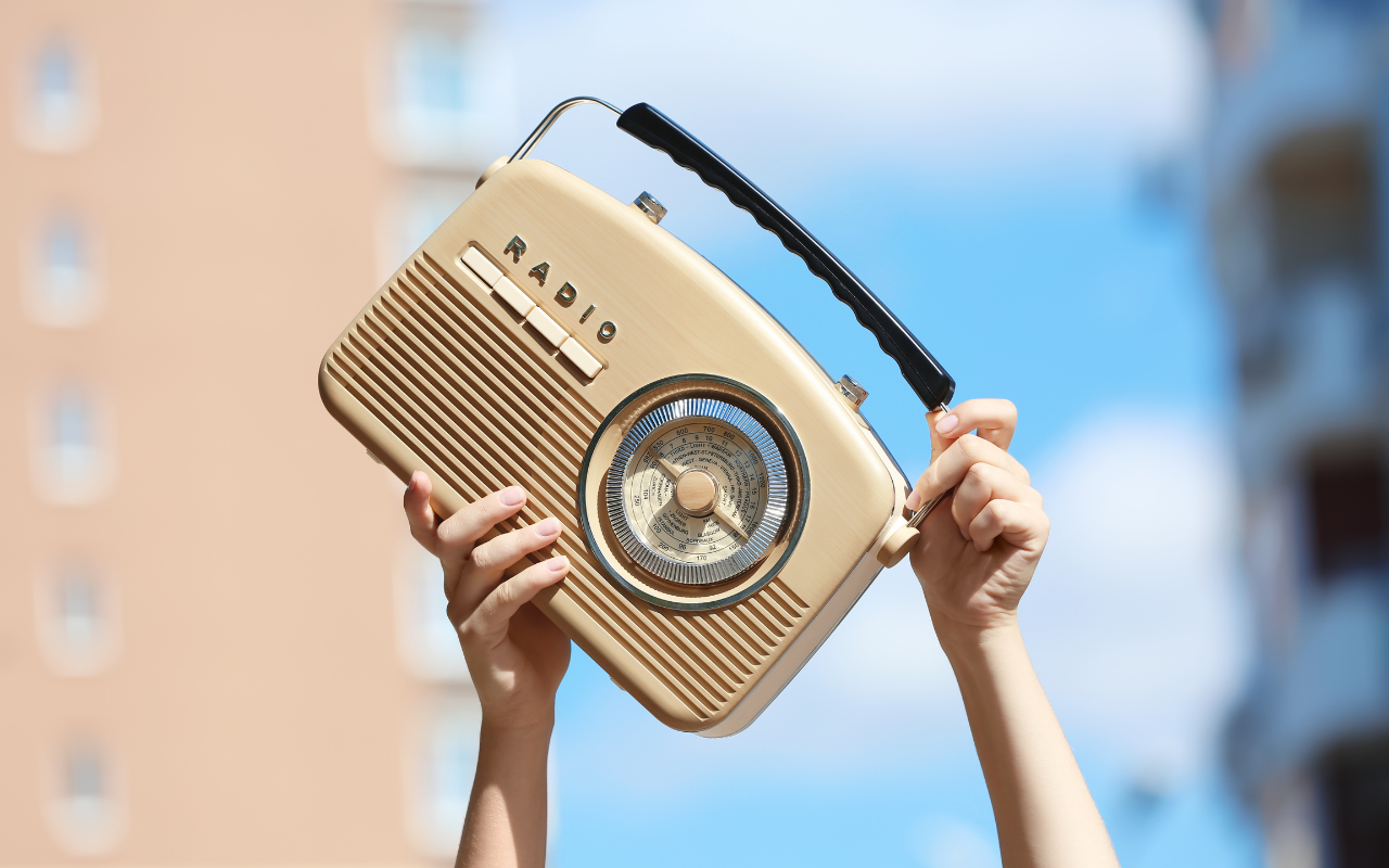 Radio wird in die Luft gehalten