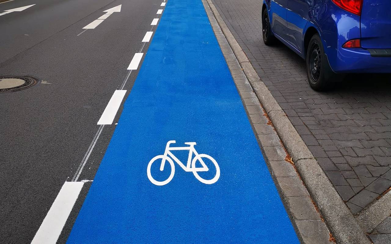 Blaue Fahrradmarkierung auf der De-la-Chevallerie-Straße in Gelsenkirchen-Buer