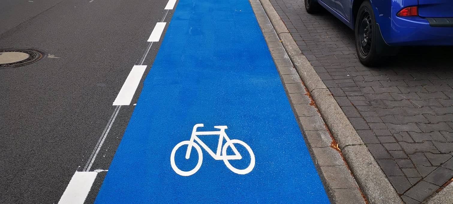 Blaue Fahrradmarkierung auf der De-la-Chevallerie-Straße in Gelsenkirchen-Buer