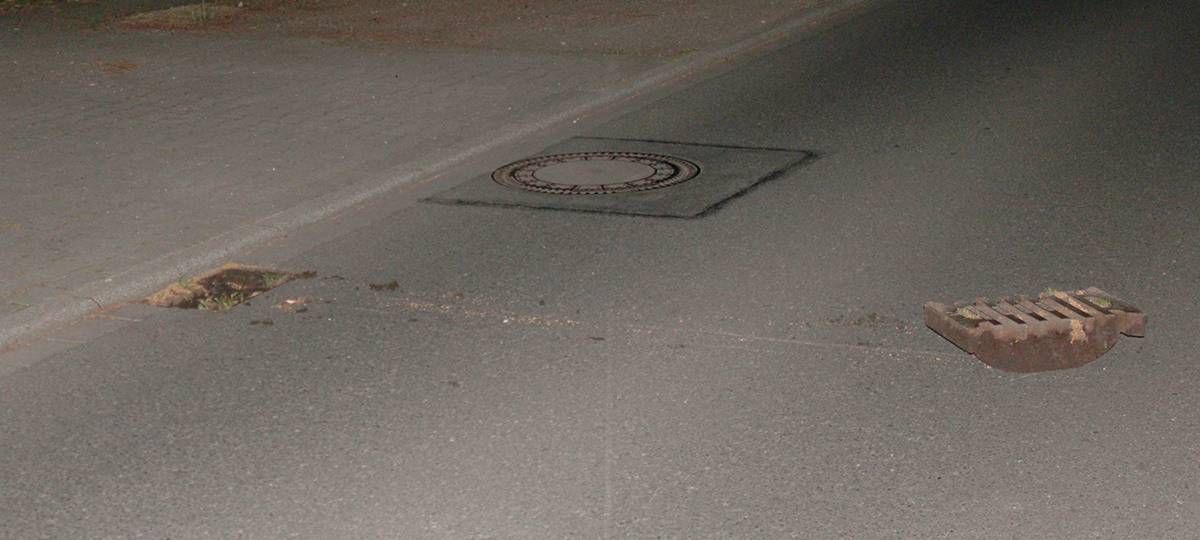 Gullideckel mitten auf der Straße