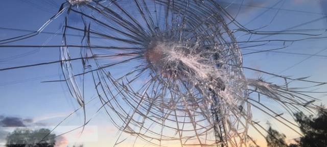 Beschädigtes Abteilfenster des Regionalexpress 2