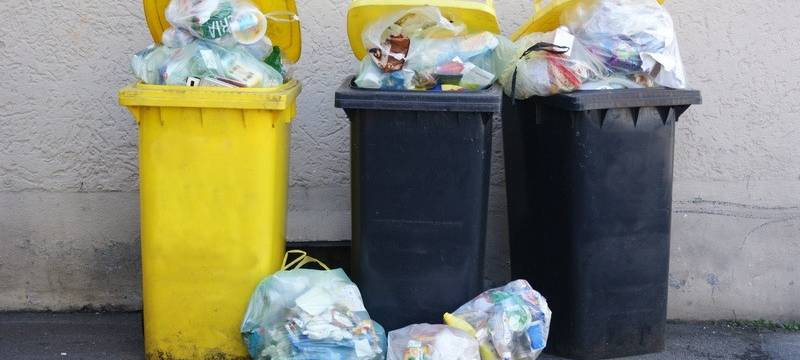 Volle Mülltonnen