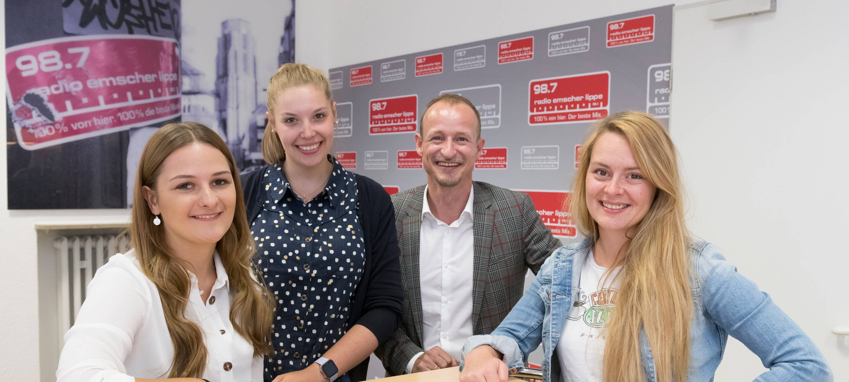 Vanessa Winkel und Azubis der ELE sprechen im Studio von Radio Emscher Lippe über das Thema Ausbildung.