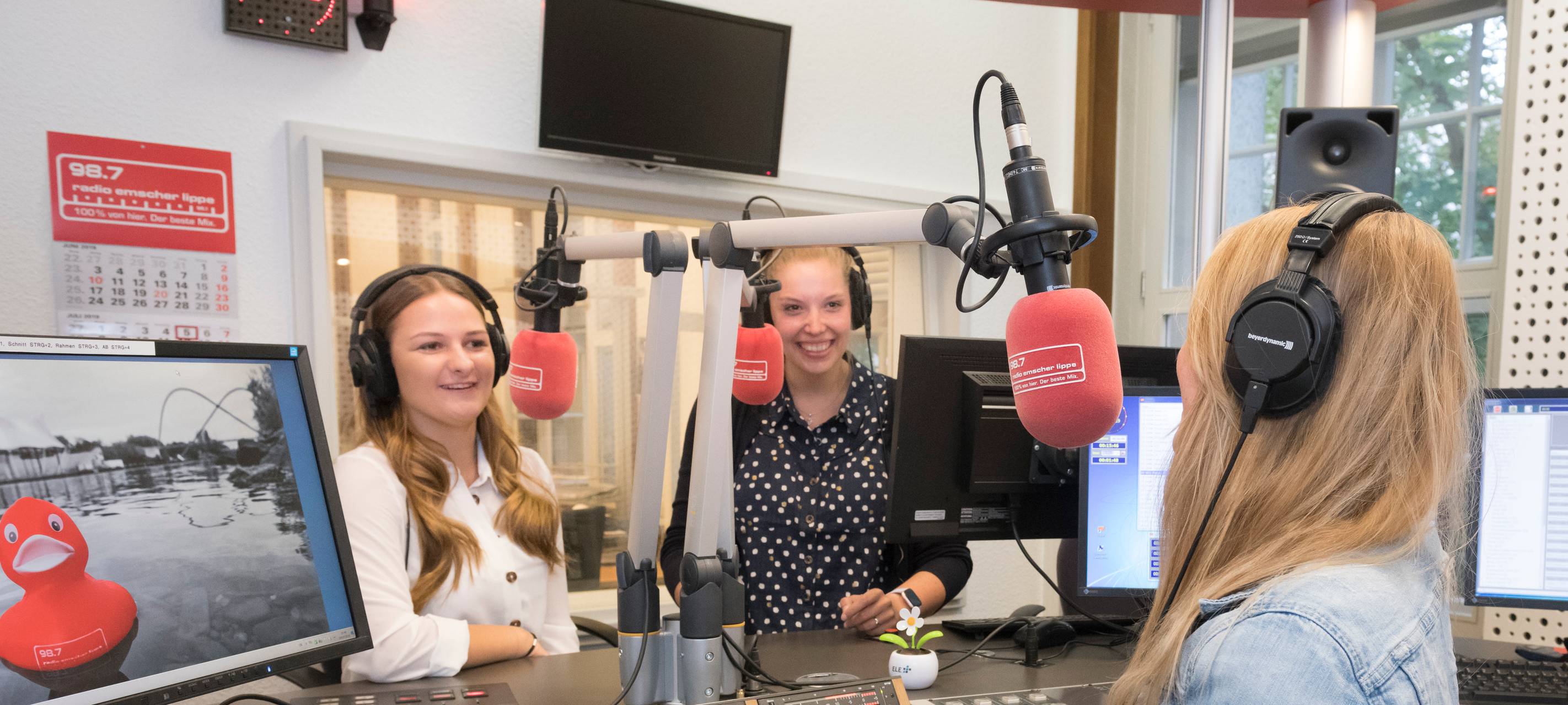 Vanessa Winkel und Azubis der ELE sprechen im Studio von Radio Emscher Lippe über das Thema Ausbildung.