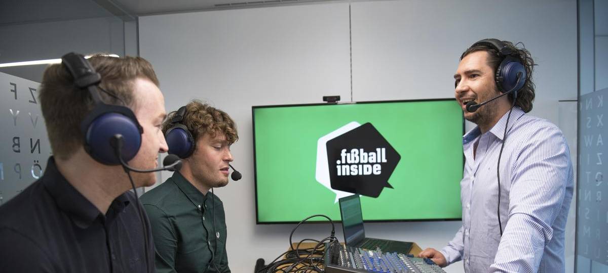 Die Podcaster von "Fußball Inside" Christian Brausch, Marian Laske und Timo Düngen im Studio bei der Aufnahme einer neuen Podcast-Episode.