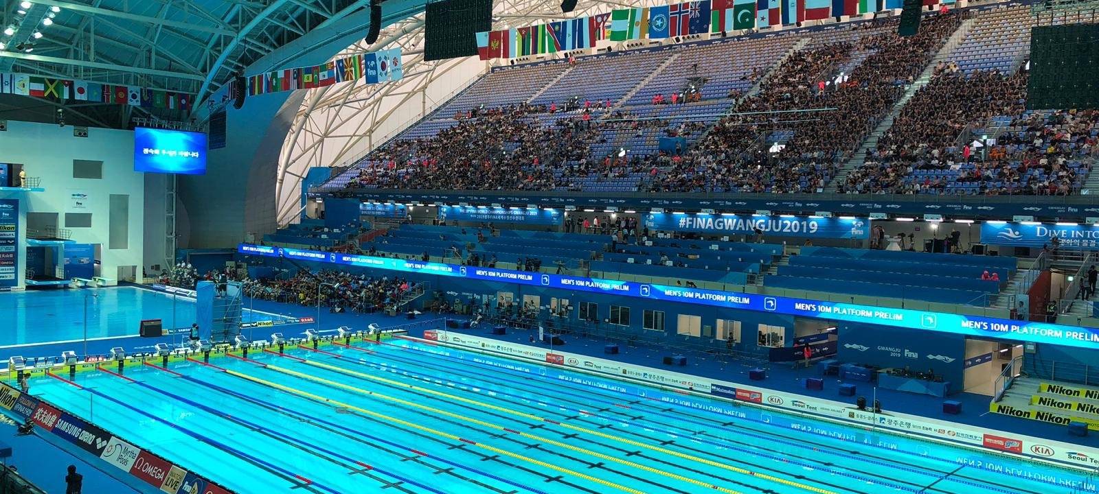 Die Schwimmhalle in Gwangju mit vielen Zuschauern.