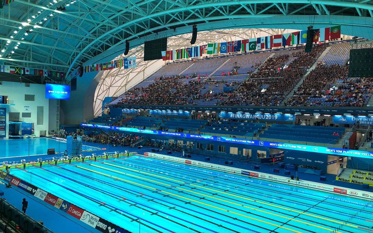 Die Schwimmhalle in Gwangju mit vielen Zuschauern.