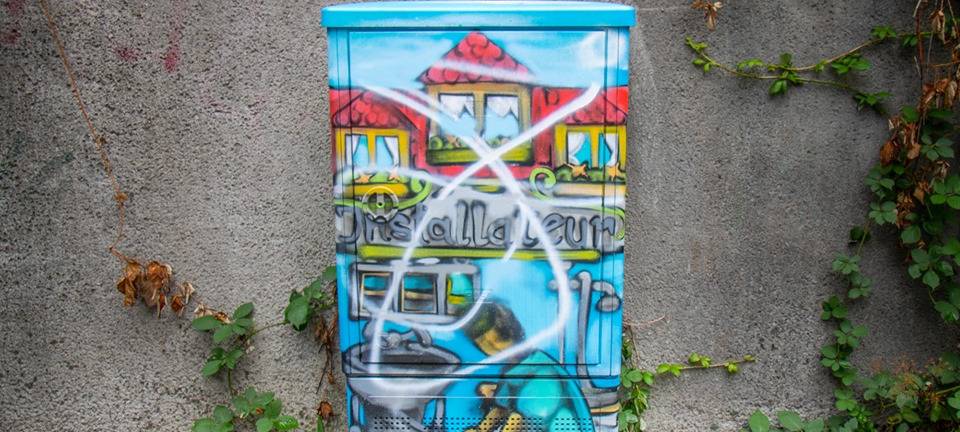 Mit Graffiti bemalter Stromkasten