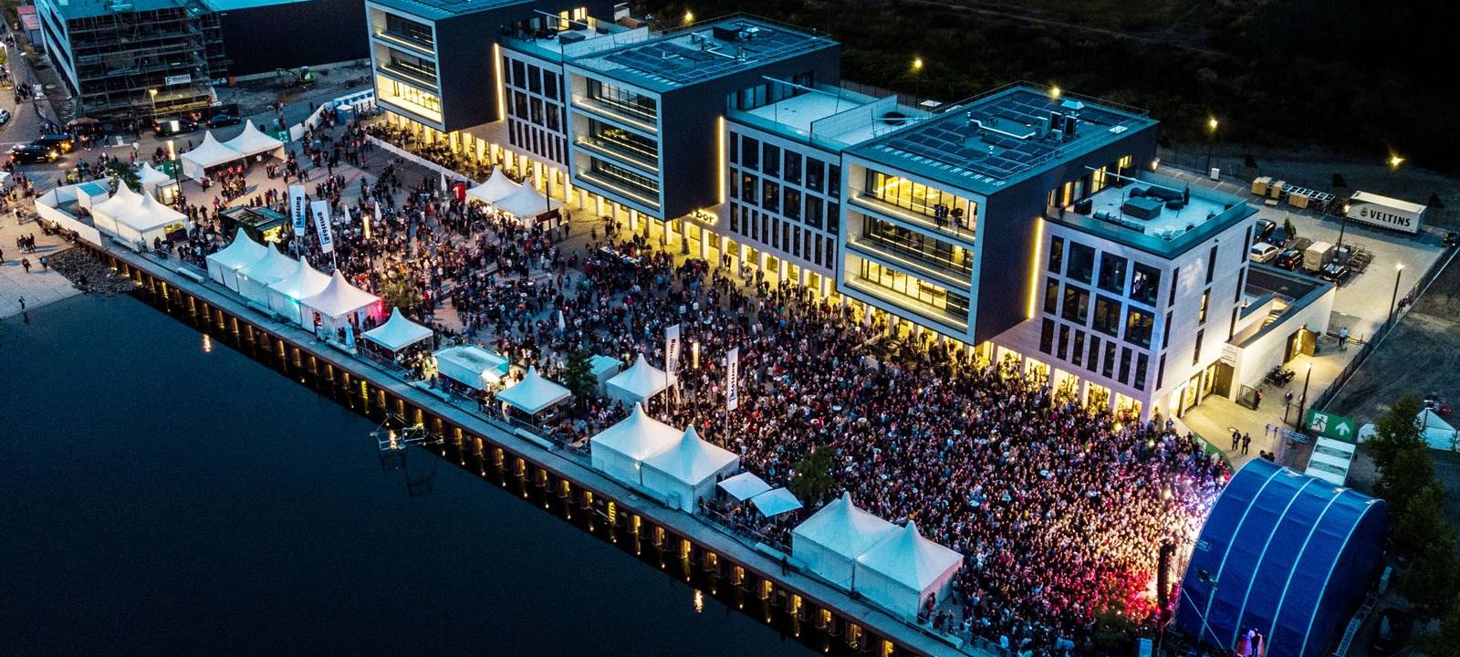 Hafenfest: Bühne mit Publikum