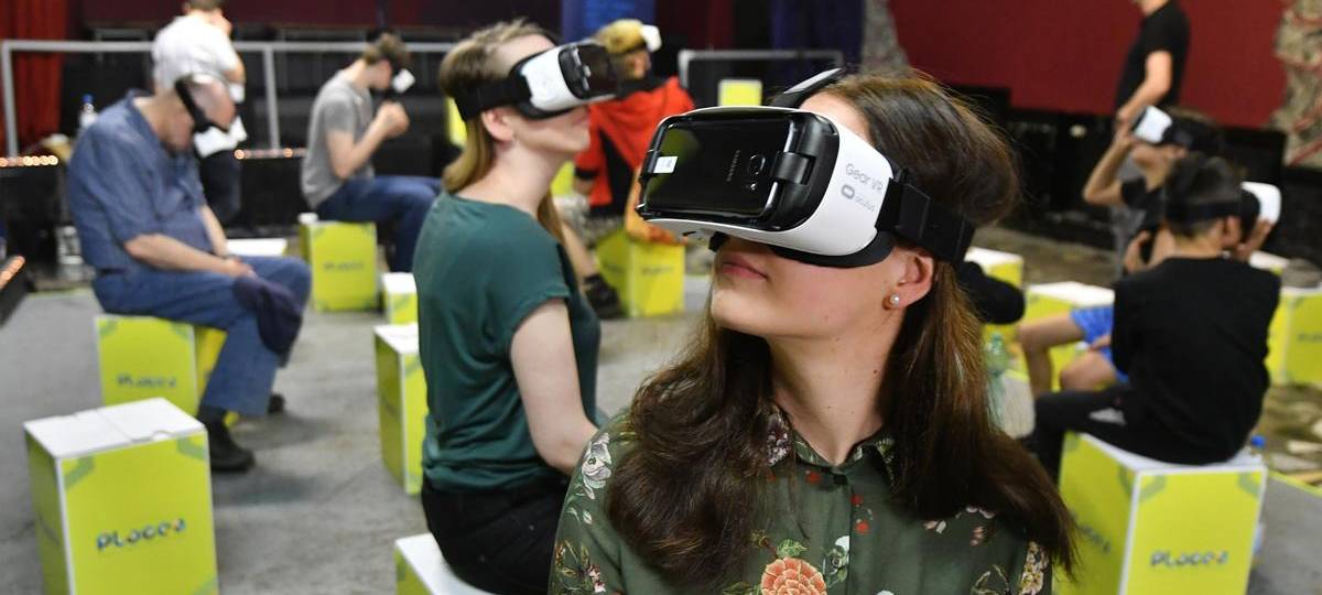 Besucher eines Virtual-Reality-Festivals.